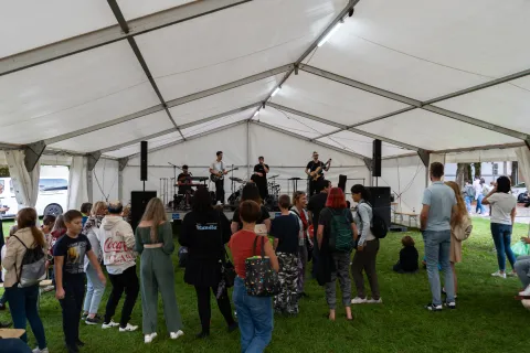 Dogajanje pod šotorom