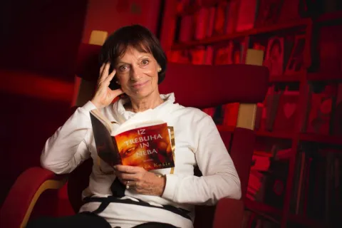 Manca Košir bere knjigo