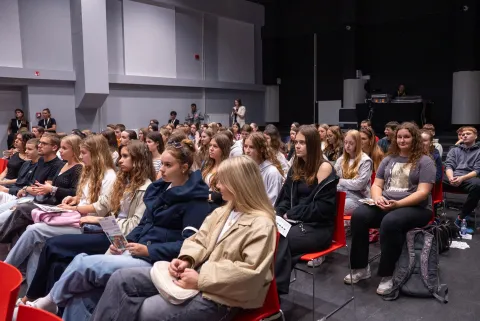 Občinstvo v dvorani