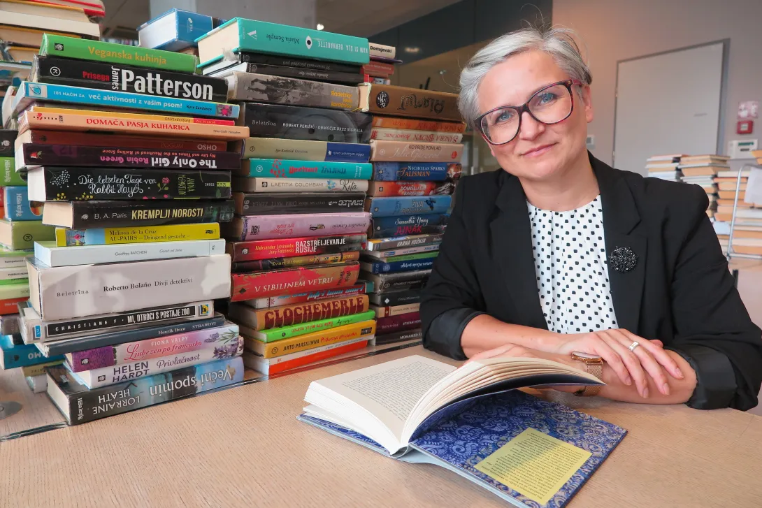 Alenka Štrukelj ob knjigah
